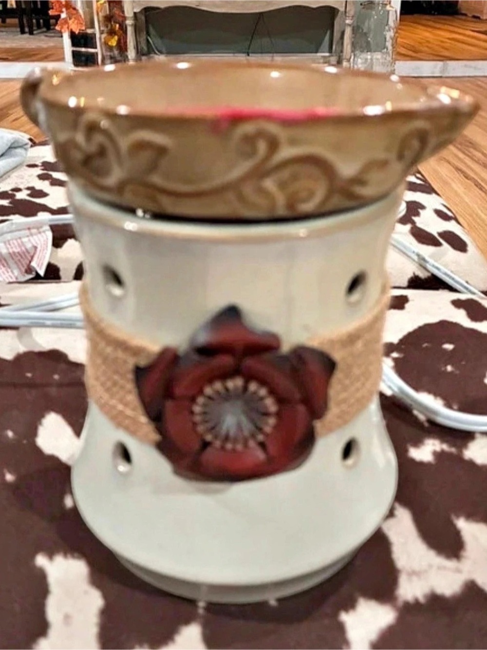 Scentsy Burlap Flower Warmer Ceramic Brown & White